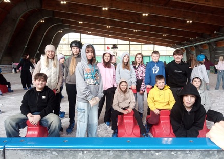 Wyjazd klasy 5D i 5E na lodowisko do Redzikowa