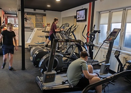 Siłownia zamiast ławki – lekcja zdrowia w praktyce